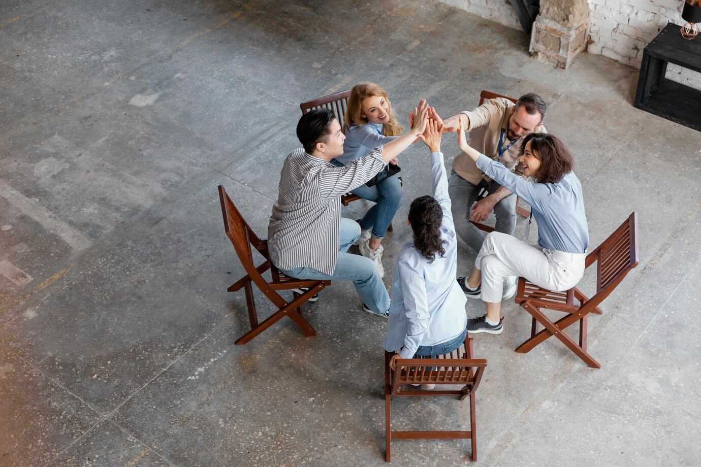 Professionnels réunis en cercle pour une séance d'analyse de la pratique