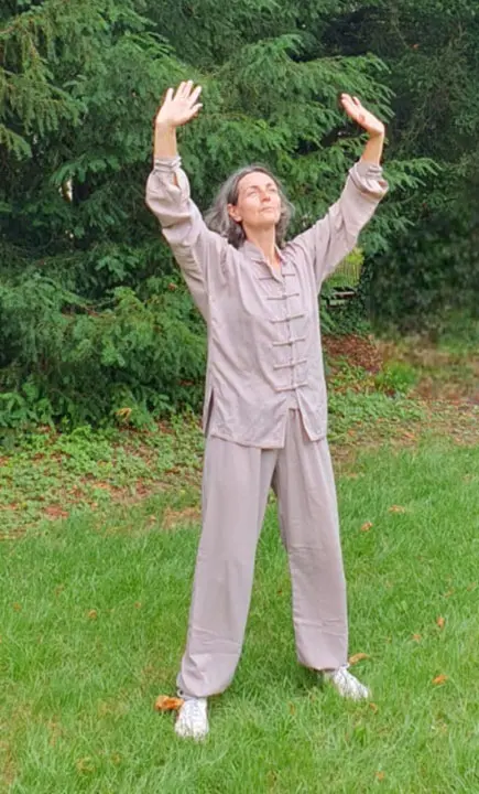 Isabelle pratiquant le QiGong